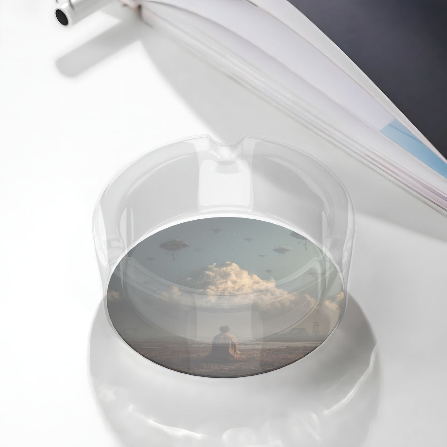Sci - Fi Style Lonely Observer Pattern Round Glass Ashtray - 8.5cm Diameter Creative Art Decorative Ashtray